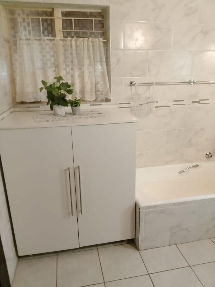 5 Bedroom Property for Sale in Lourenspark North West
